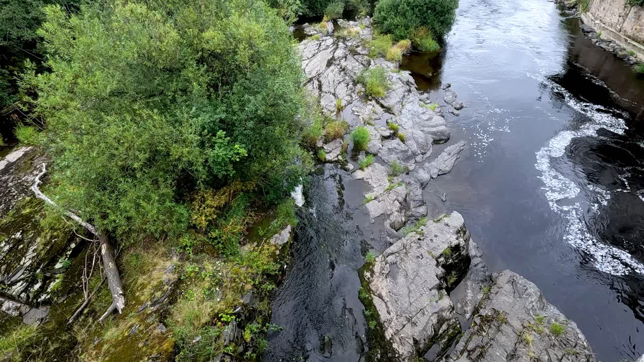 Vista aerea di un torrente roccioso