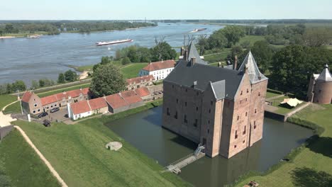 vista a volo d'uccello del monumentale castello dell'unesco loevestein vicino al fiume maas nei paesi bassi, ripresa aerea che gira intorno al castello nei paesi bassi