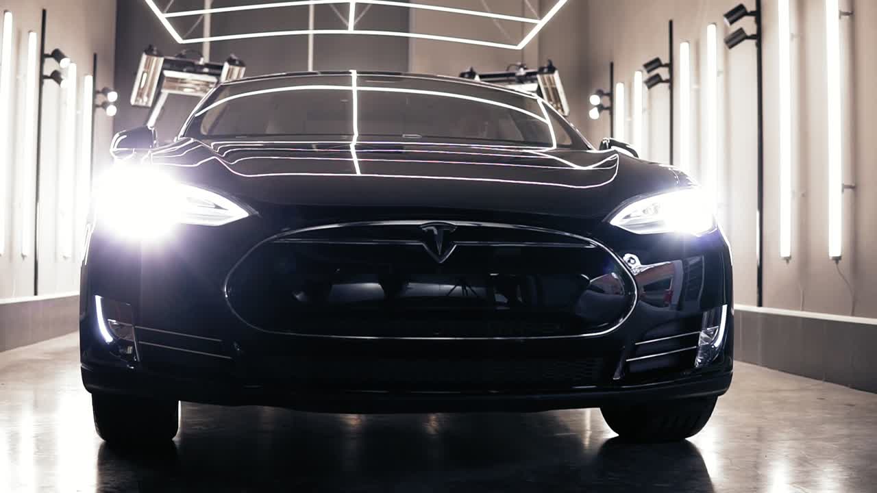 odessa, ucrania - 06 de diciembre de 2017 tesla deja el autocentro