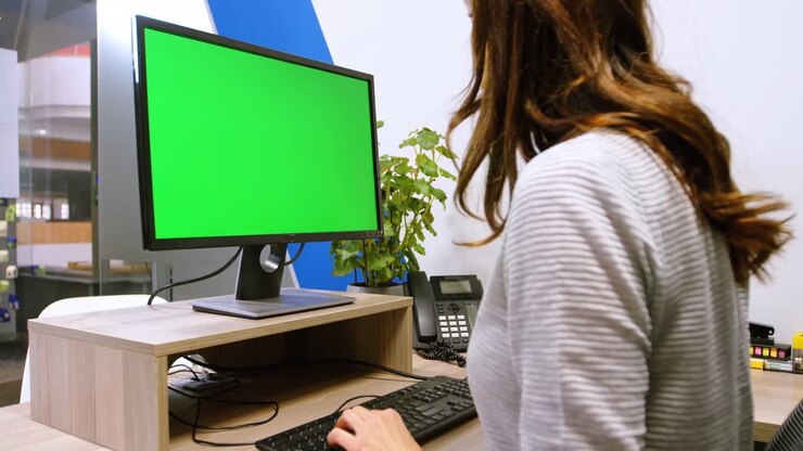 Führungskraft arbeitet am Desktop-PC am Schreibtisch 4k
