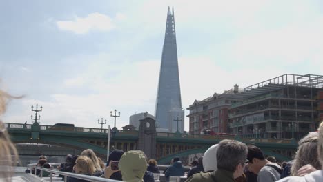 Blick-Vom-Touristenboot-Auf-Der-Themse,-Das-Unter-Der-Southwark-Brücke-Hindurchfährt-Und-Die-Scherbe-Zeigt