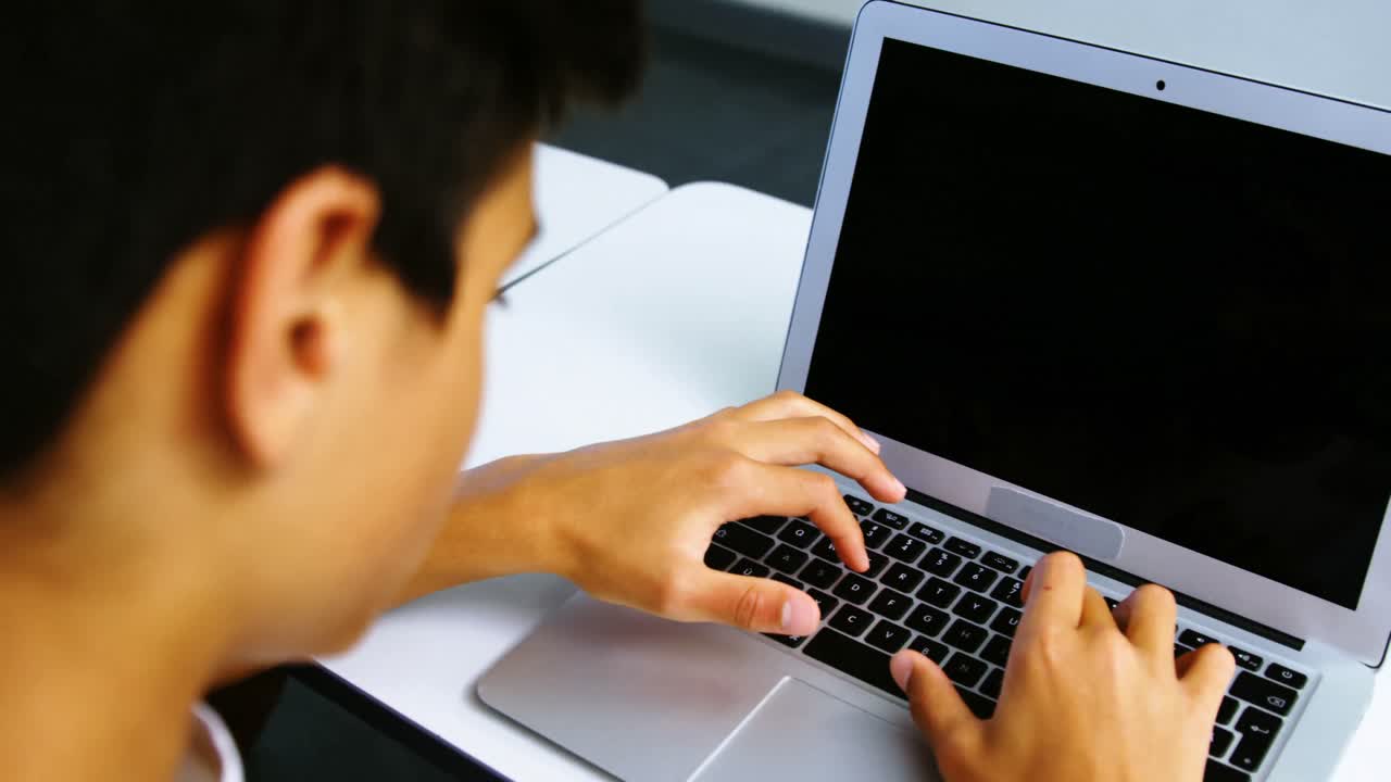 수업에서 디지털 태블릿과 노트북을 사용하는 학생들