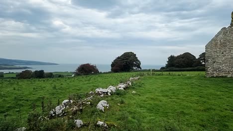 Die-Rustikalen-Ruinen-Von-Capel-Lligwy-Auf-Dem-Land-In-Moelfre,-Anglesey,-Nordwales