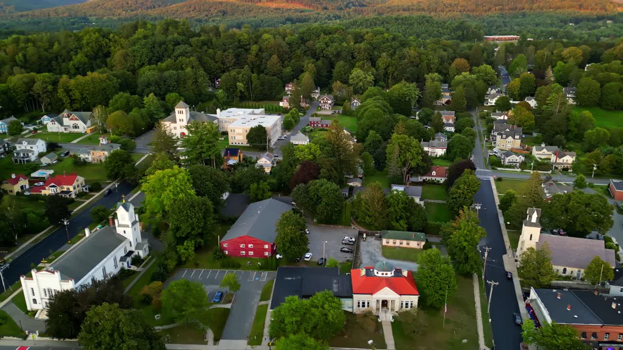 Widok z lotu ptaka na Lee, MA, małe miasteczko z bujnymi drzewami i malowniczymi wzgórzami