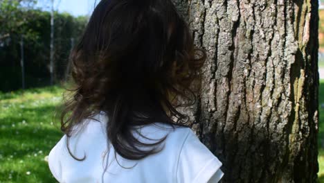 나무 근처 공원에서 여자 아기 bambina di spalle al parco vicina all'albero