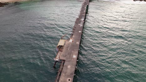 el histórico muelle de la bahía de catherine hill en nsw, costa central, australia - fotografía aérea