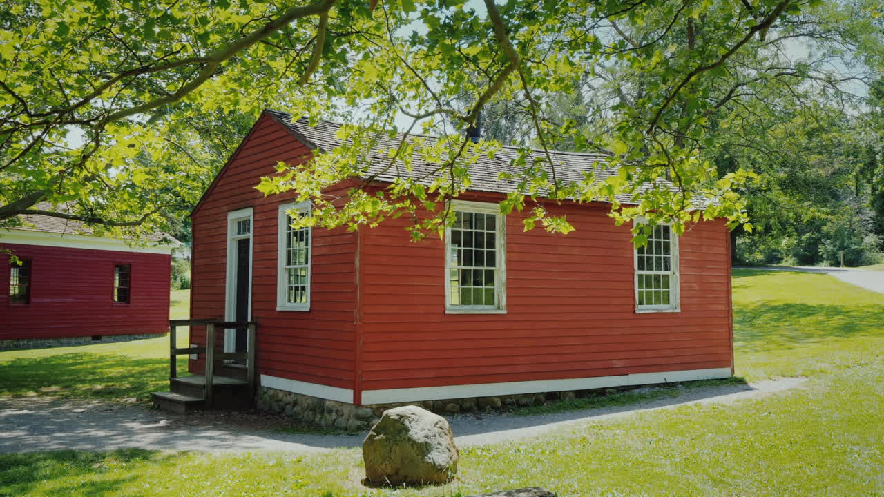 una pequeña casa de madera de color rojo típica casa americana del siglo pasado