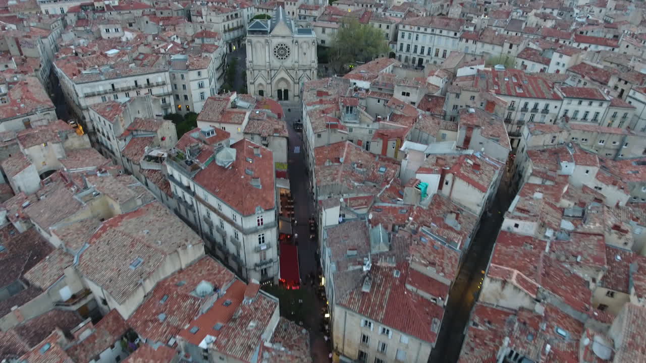 vuelo aéreo hacia la iglesia de saint roch en montpellier disparado por la noche.
