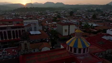 drone: el templo de san francisco en uruapan al atardecer