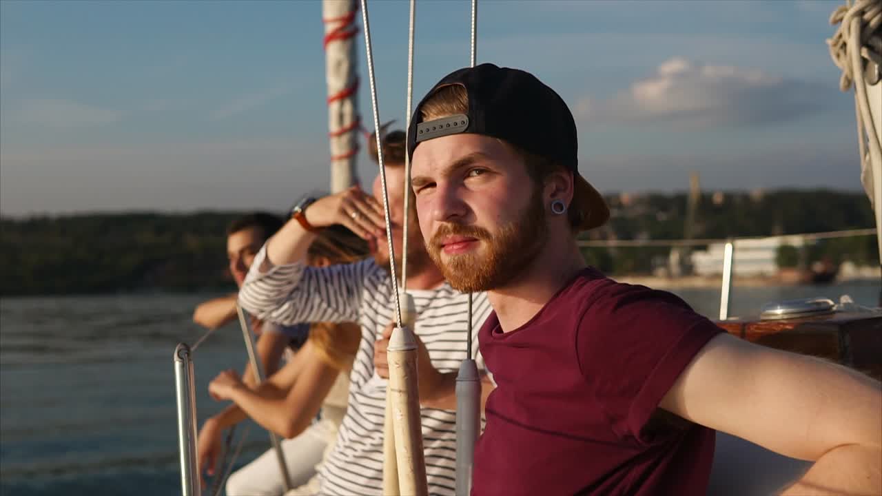 친구 들 이 배 여행 을 즐기고 있다