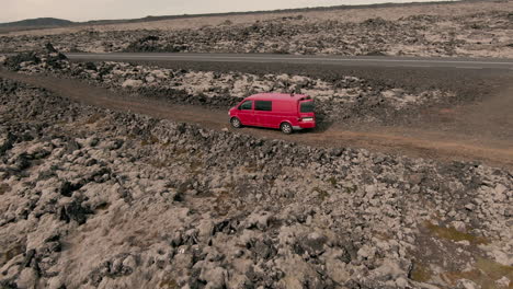 Roter-Lieferwagen-Inmitten-Von-Lavafeldern