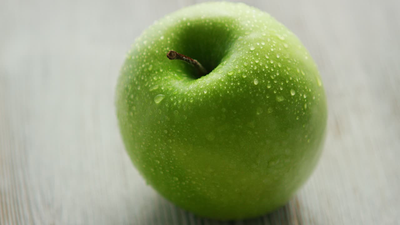 manzana verde madura con gotas de agua