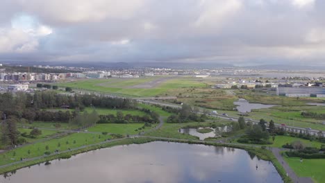 Vista-Del-Aeropuerto-De-Reykjavik-En-Islandia,-Volando-Sobre-El-Lago-Tjörnin,-Aéreo