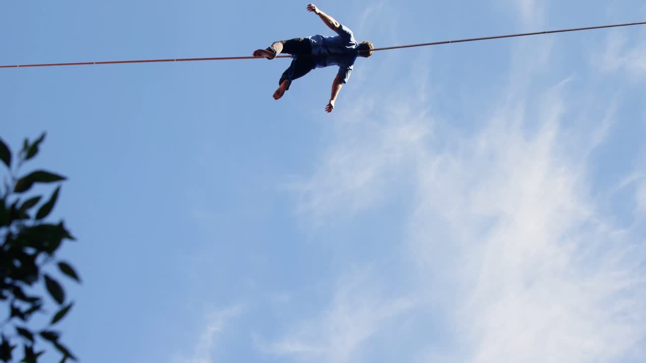 ⁇ 한 로프 4k에서 휴식을 취하는 남자