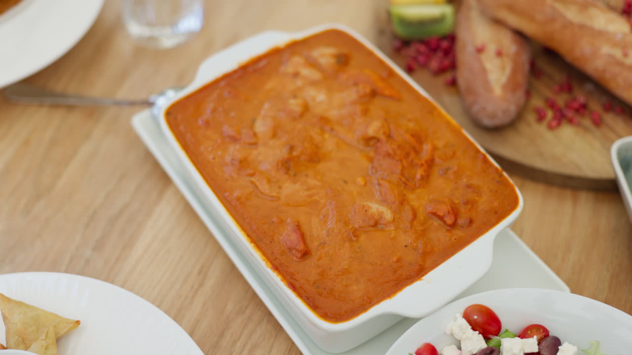 comida india con ensalada y pan