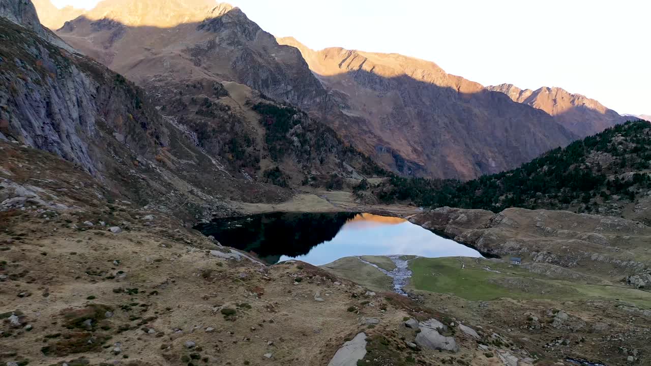 lago de escorrentía de montaña lac d'espingo ubicado en haute-garonne, pirineos, francia, toma de aproximación aérea