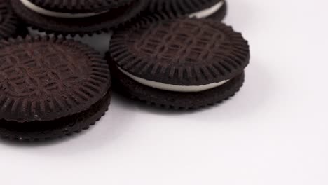 primer plano de galletas de obleas de chocolate con crema aisladas sobre un fondo blanco. girando en una mesa giratoria. popular postre vegano.