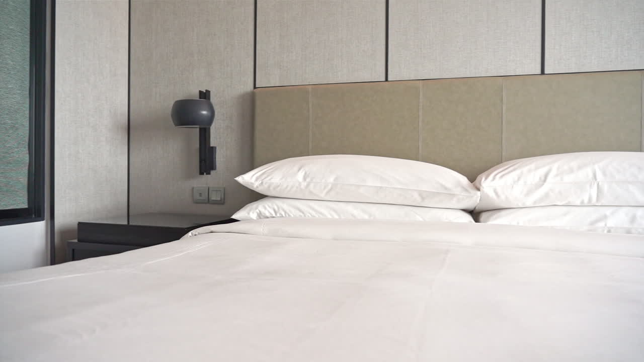 호텔 객실 침대의 발을 따라 팬