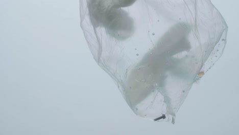 bolsa de plástico de contaminación bajo el agua