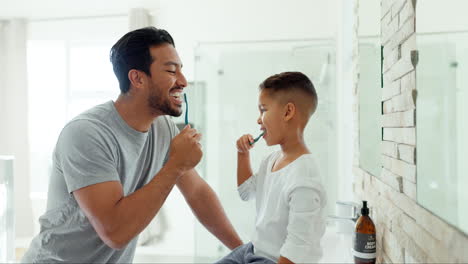 Padre,-Niño-Y-Cómo-Cepillarse-Los-Dientes-En-El-Baño