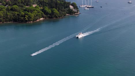 vista aérea de barcos y barcos pasan en la famosa playa de akomeno en corfú grecia