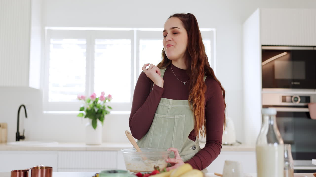 Cucinare dolci, dito e assaggio con una donna
