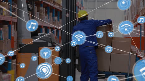 red de iconos digitales contra un trabajador caucásico apilando cajas en la carretilla elevadora en un almacén
