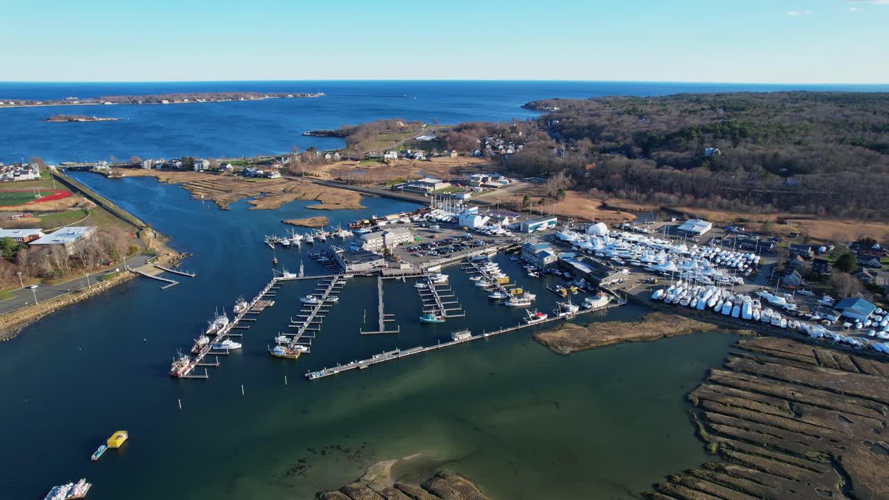 Ripresa aerea sopra l'area portuale del Cape Ann’s Marina Resort, piena di barche ormeggiate, Gloucester, Massachusetts, USA