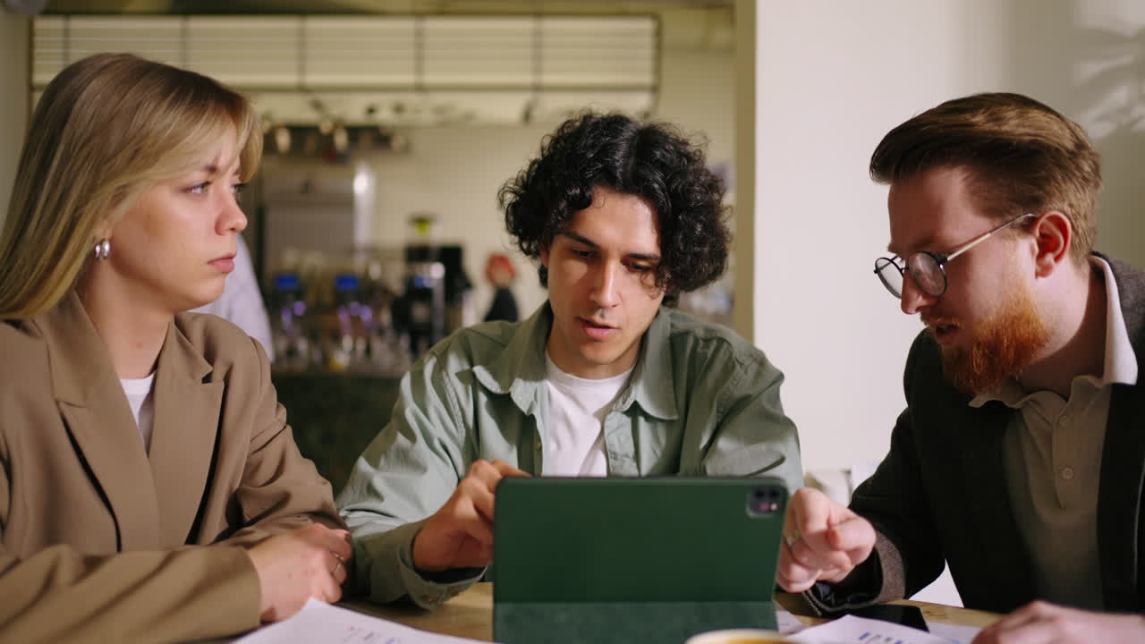 사업가 들 이 만나서 태블릿 을 보고 있다