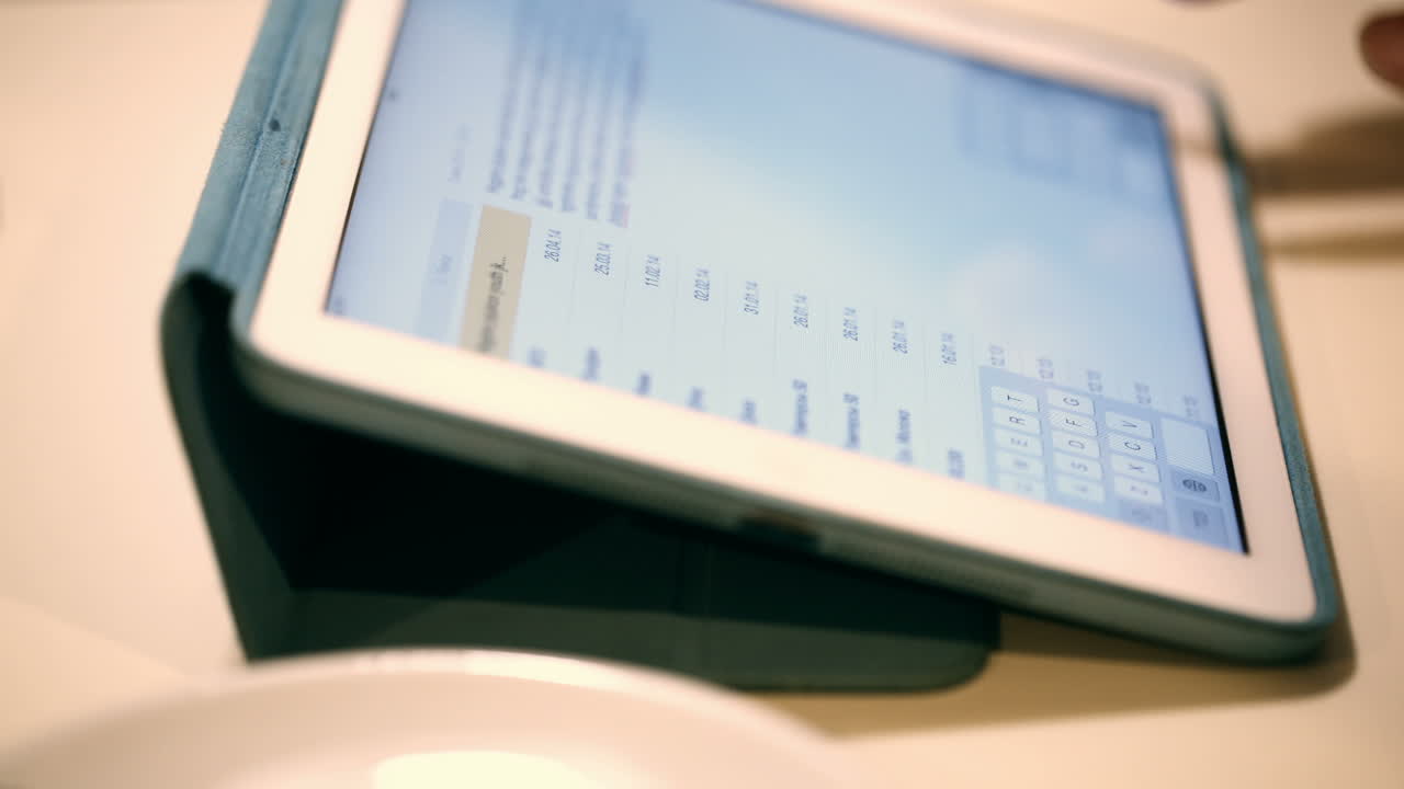 trabajando con una tableta y tomando una taza de café