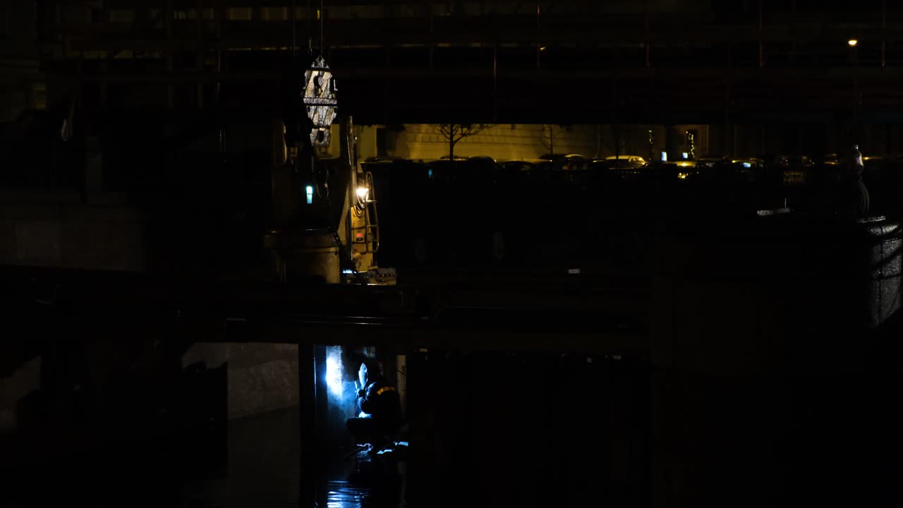 ночные промышленные сварочные работы на канальном мосту