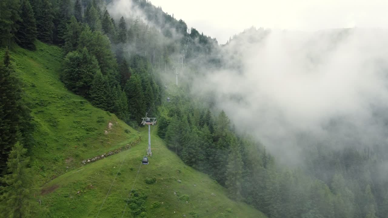 camino de cuerda que lleva a una montaña empinada en un día muy nublado en los alpes en lofer, austria