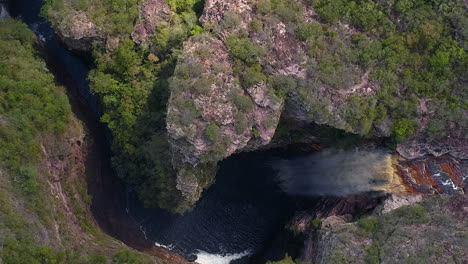 Vista-Aérea-De-Una-Cascada-Y-Un-Río-En-Medio-De-Una-Gran-Vegetación,-Chapada-Diamantina,-Bahía,-Brasil