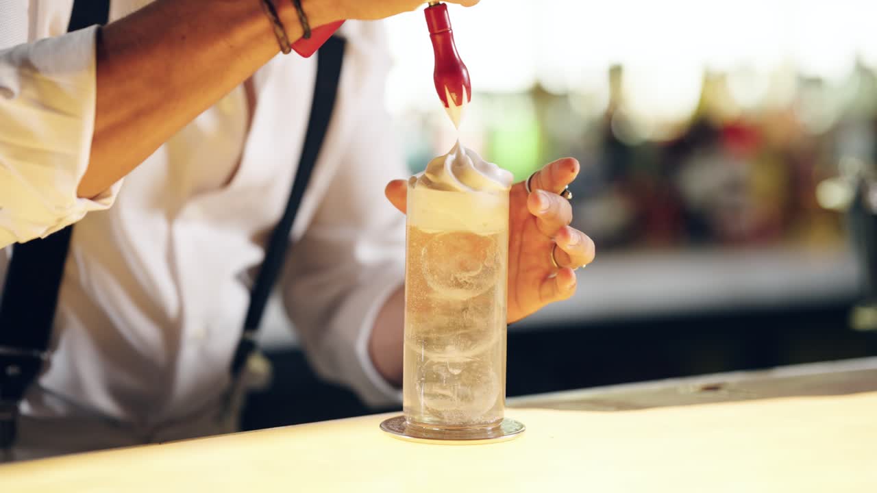Barmen Barda Ferahlatıcı Bir Kokteyle Krem Şanti Ekliyor