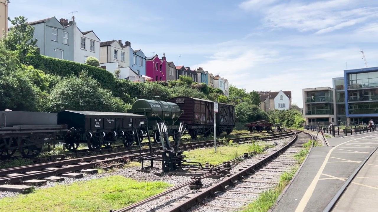 ブリストル市ハーバー鉄道沿いのパステル調の住宅。