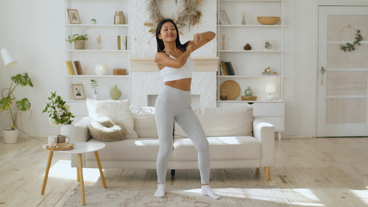 mujer bailando en casa