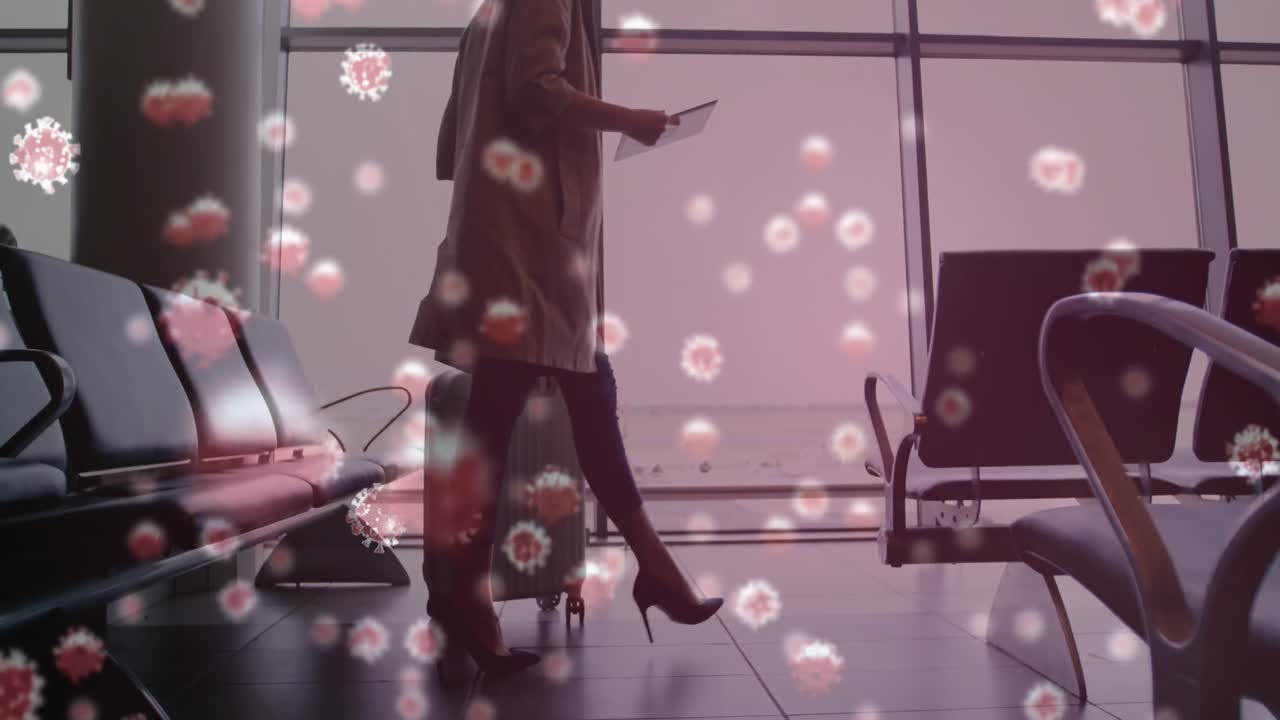 공항에서 가방을 들고 있는 여성을 향해 움직이는 코로나19 세포의 디지털 복합 비디오