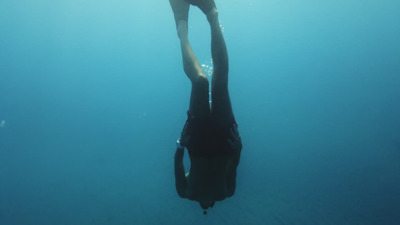 hombre buceando en el mar