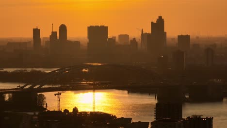 paisaje de la ciudad de la hora dorada sobre el río con puente