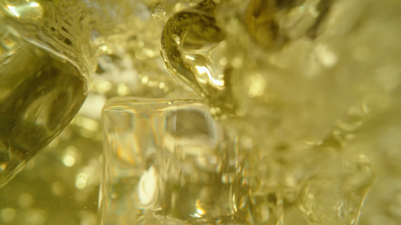 얼음 큐브와 액체의 클로즈업