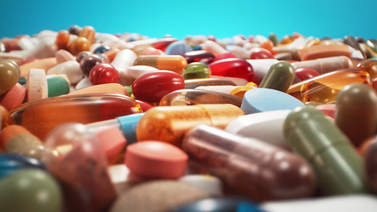 pastillas y suplementos hasta el horizonte en macro, fondo azul, la cámara se mueve hacia atrás en cámara lenta