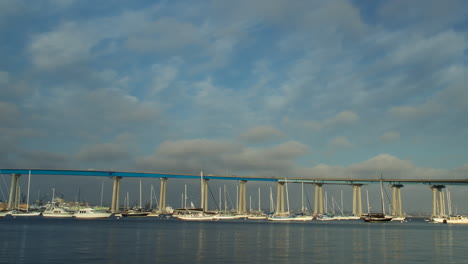 Lapso-De-Tiempo-Panorámico-De-Nubes-Y-Barcos-Moviéndose-Alrededor-Del-Puente-Coronado