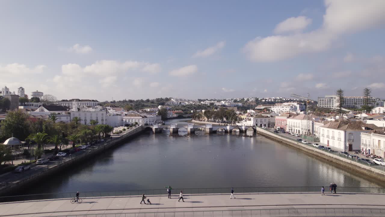 Puente Romano sobre el Río Gilao, Tavira, Algarve, Portugal, vista aérea en retroceso.