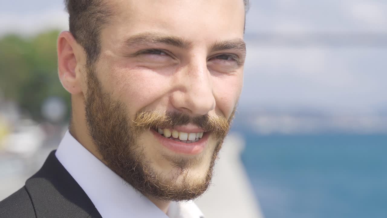 el hombre de negocios sonriente.