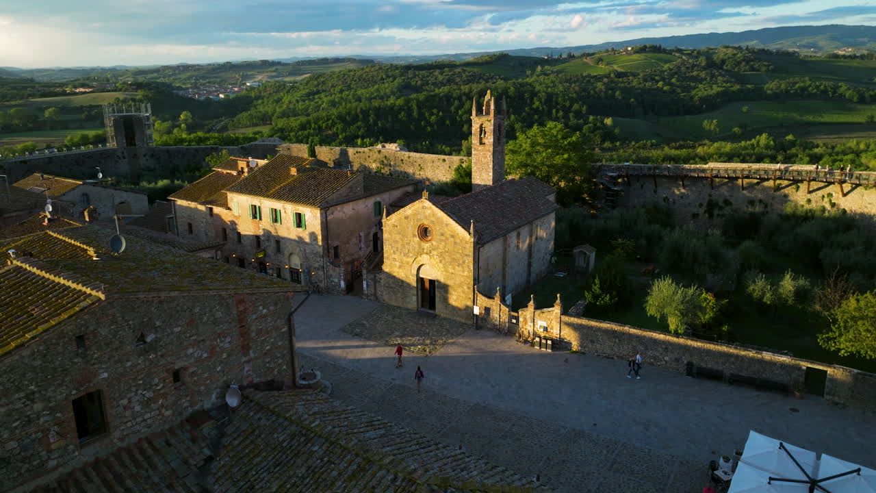 이탈리아 토스카나의 일몰 때 몬테리지오니(monteriggioni)에 있는 로마 광장(piazza roma)의 공중 전망