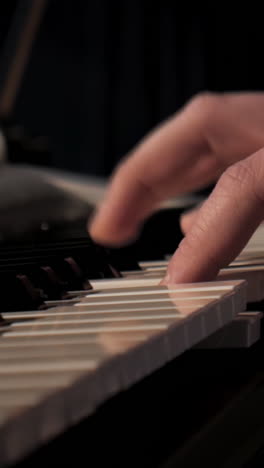 persona que toca el piano