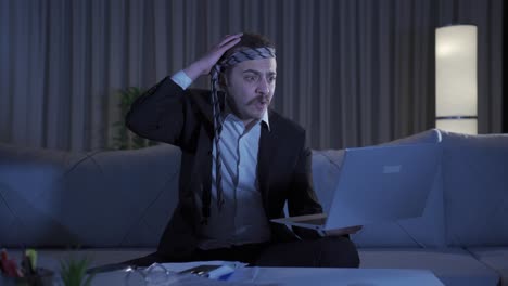 el hombre que lee malas noticias en la computadora portátil es indefenso y triste.