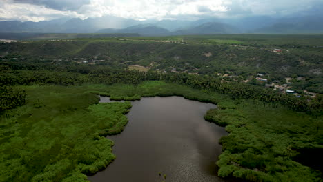 Disparo-De-Un-Dron-En-Un-Ascenso-De-Un-Oasis-En-Baja-California-Sur-Cerca-De-Los-Cabos-Mexico