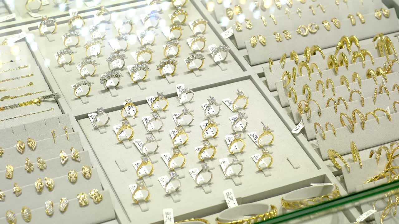 pendientes de oro joyas joyería tienda de joyería exhibición de lujo moda glamour elegancia sofisticación belleza adorno ornamentación decoración accesorio regalo