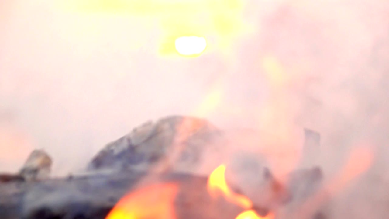 어두운 배경에서 불꽃에 떠다니는 스모그